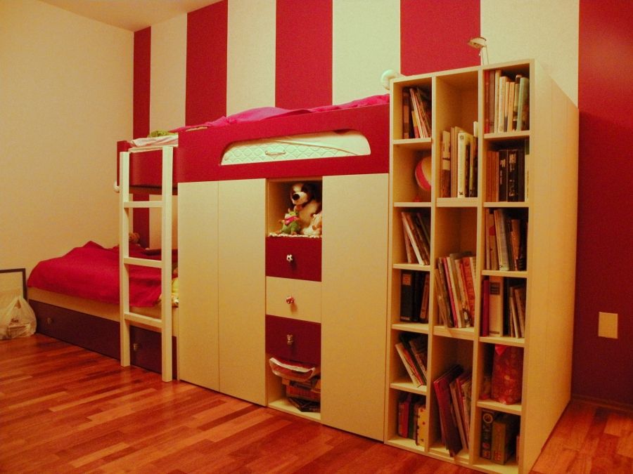Emeletes ágy, szekrény és polc kombinációja